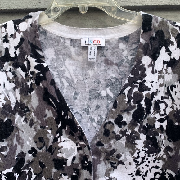 Short Sleeve V-neck Button Up Top by D & Co.  Size Medium. - Picture 8 of 8